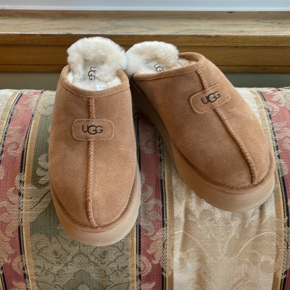 UGG Discoquette Genuine Shearling Slippers. Size 7 Women